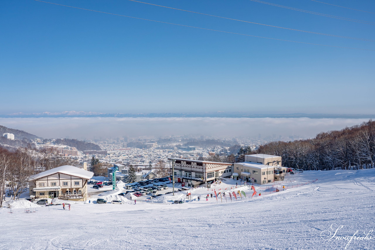 小樽天狗山スキー場　大雲海発生！息を吞む絶景とドライパウダー。北海道の雪山の魅力が詰まったローカルゲレンデを滑る！